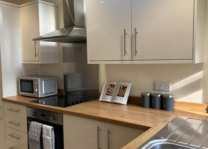 2 Bd House, Near City Center