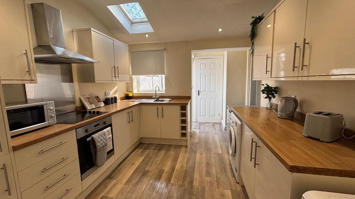 2 Bd House, Near Center *