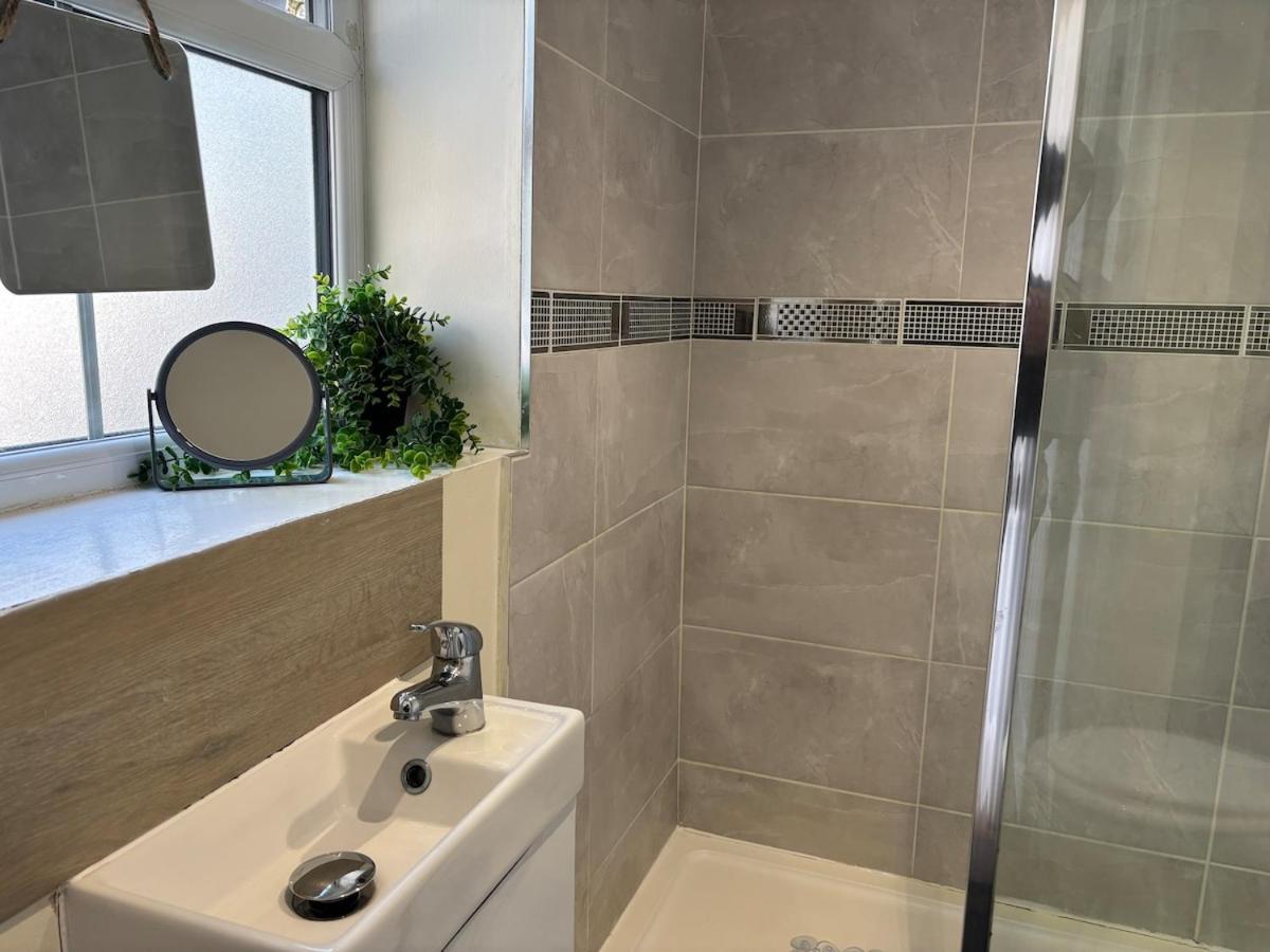 2 Bd House, Near Center *